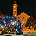 ベッド・アンド・ブレックファスト La Piazzetta アジェーロラ